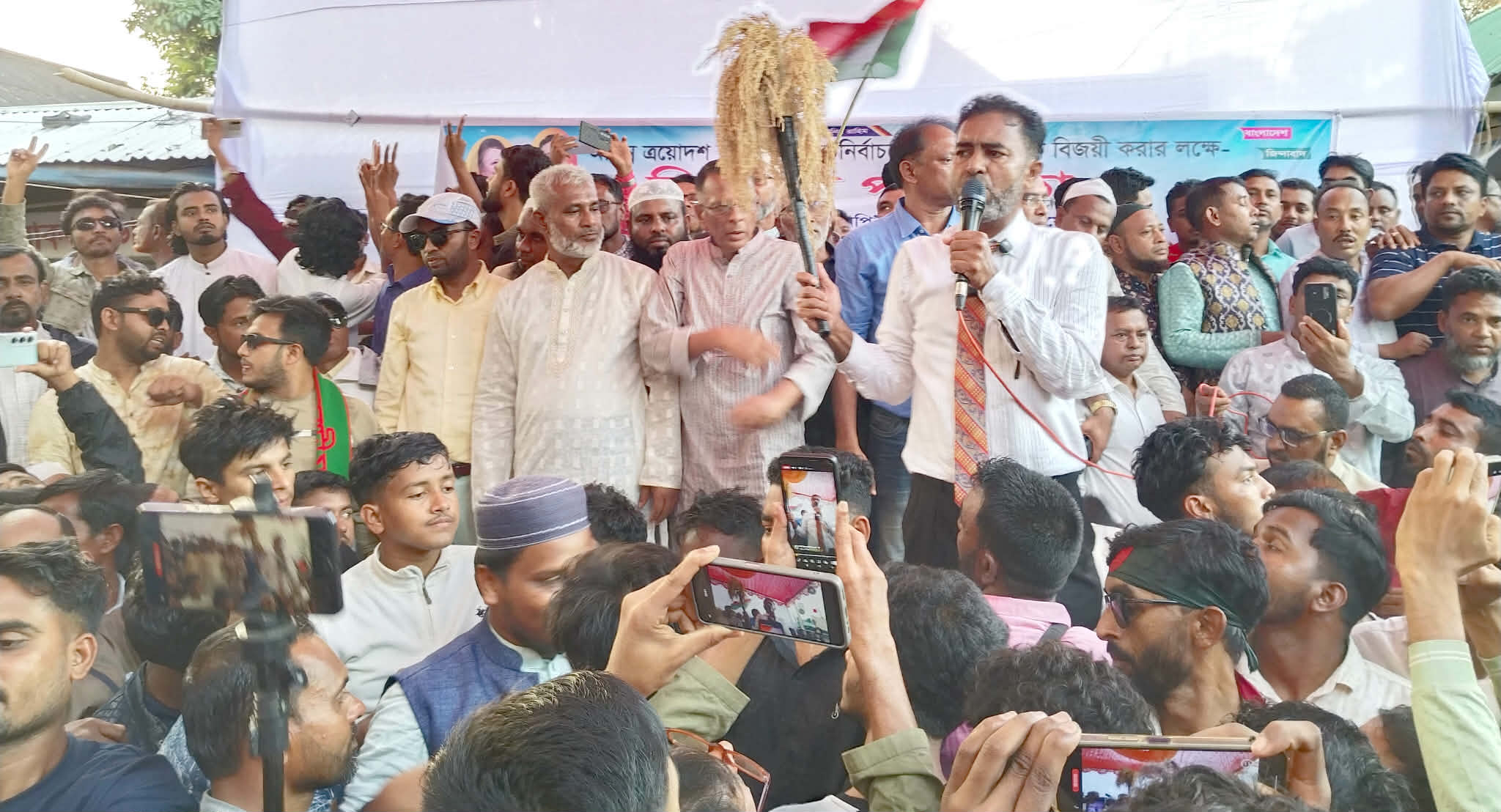 সুনামগঞ্জ-১ আসনে ধানের শীষের প্রার্থী আনিসুল হকের সমর্থনে তাহিরপুরের বাদাঘাট বাজারে মোটর শোভাযাত্রা ও জনসমাবেশ