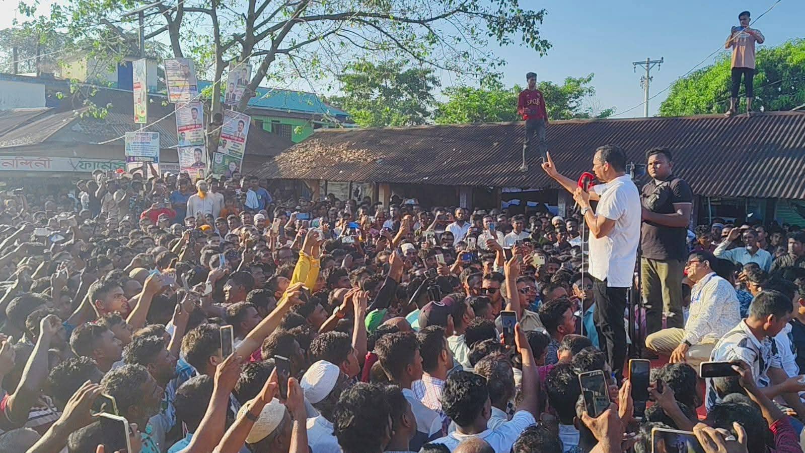 সুনামগঞ্জ ১ আসন প্রাথমিক মনোনয়ন বঞ্চিত হয়েও হাজারো মানুষের ভালোবাসায় সিক্ত কামরুজ্জামান কামরুল