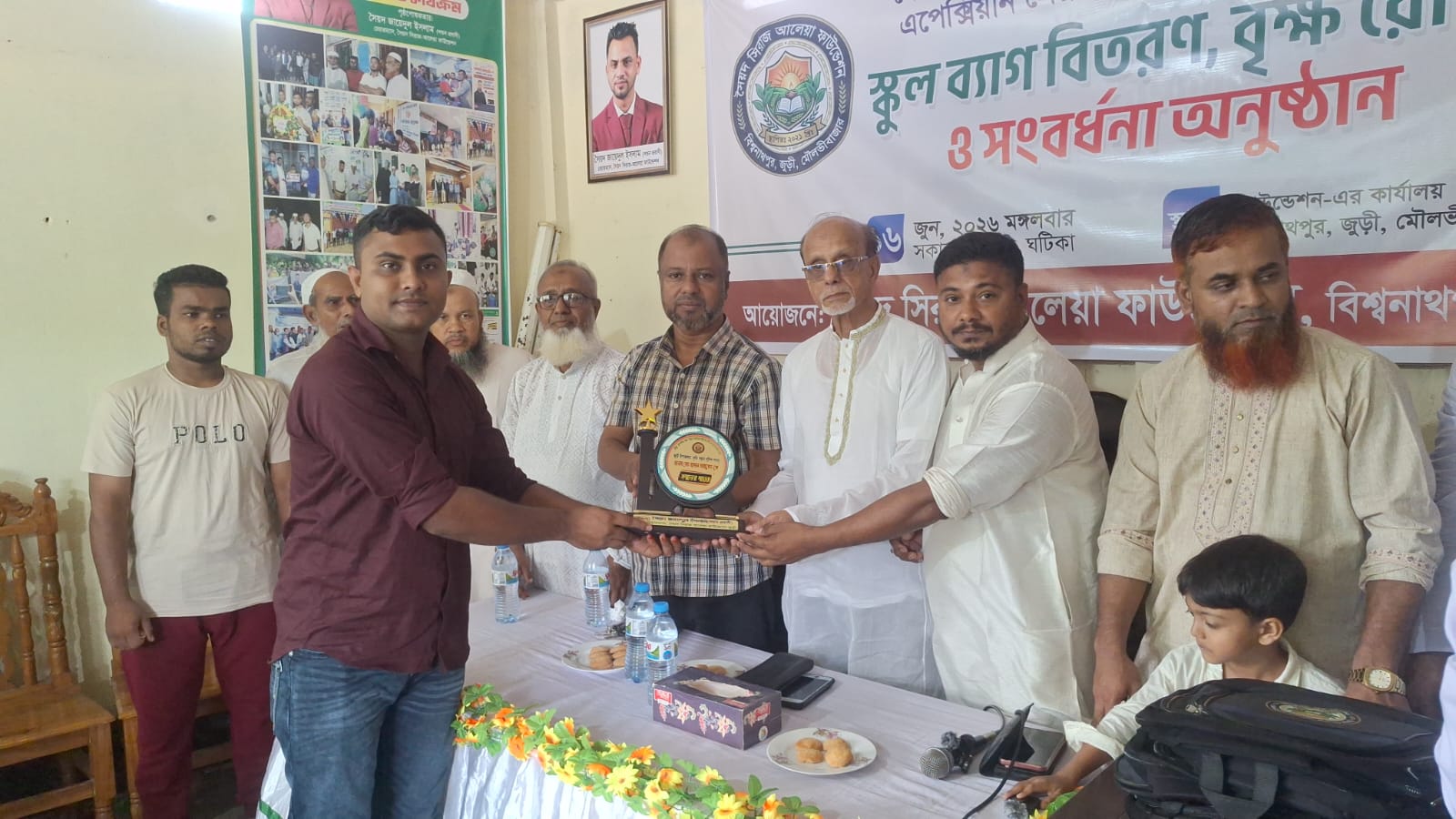 আগুন নিয়ন্ত্রণ করে ভাইরাল কনস্টেবল হাসান নিজ এলাকায় সংবর্ধিত।