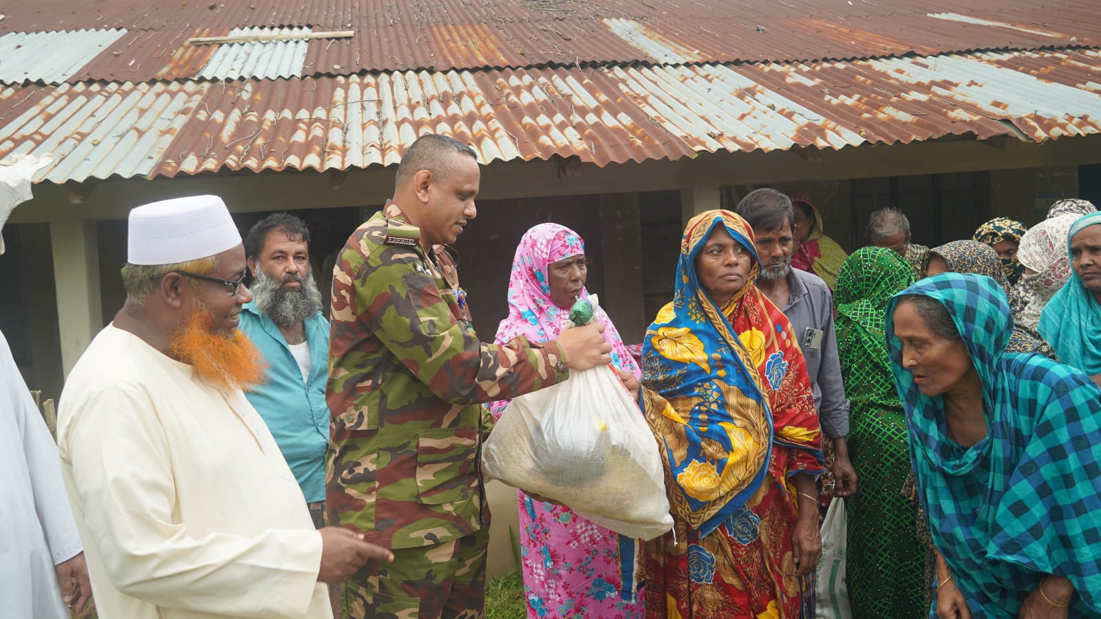 রাঙ্গামা‌টি‌তে ভারীবর্ষণে ক্ষতিগ্রস্ত পরিবারের মাঝে সেনাবাহিনীর ত্রাণ সামগ্রী বিতরণ